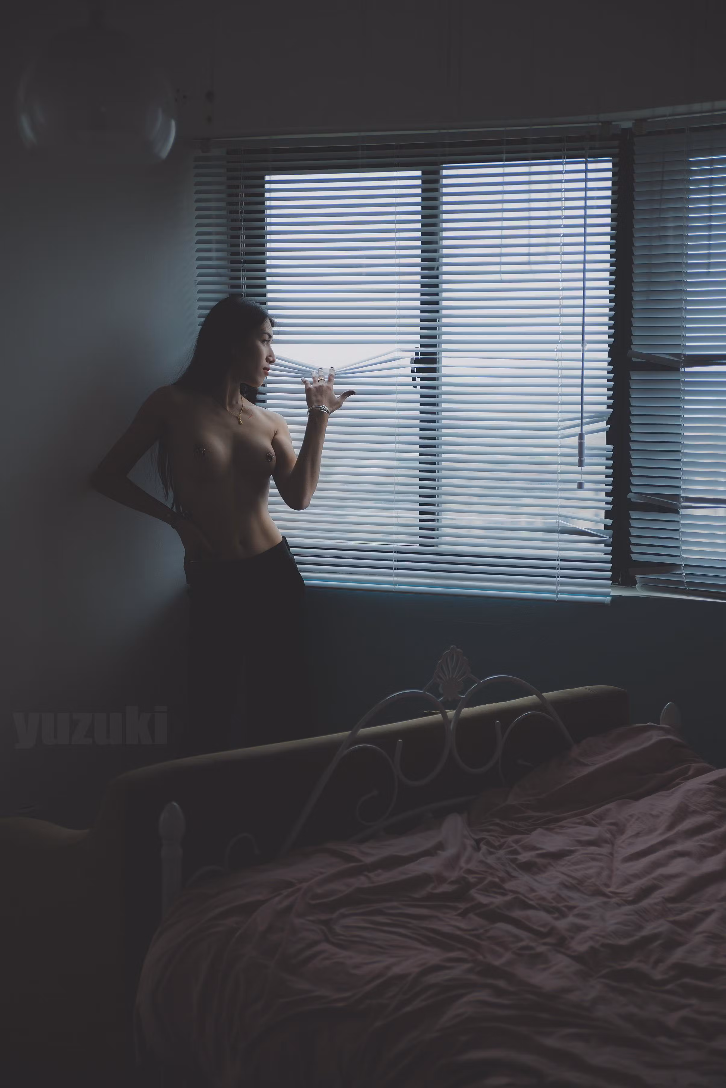 双手抚摸窗前黑色铁艺置物篮动作摄影